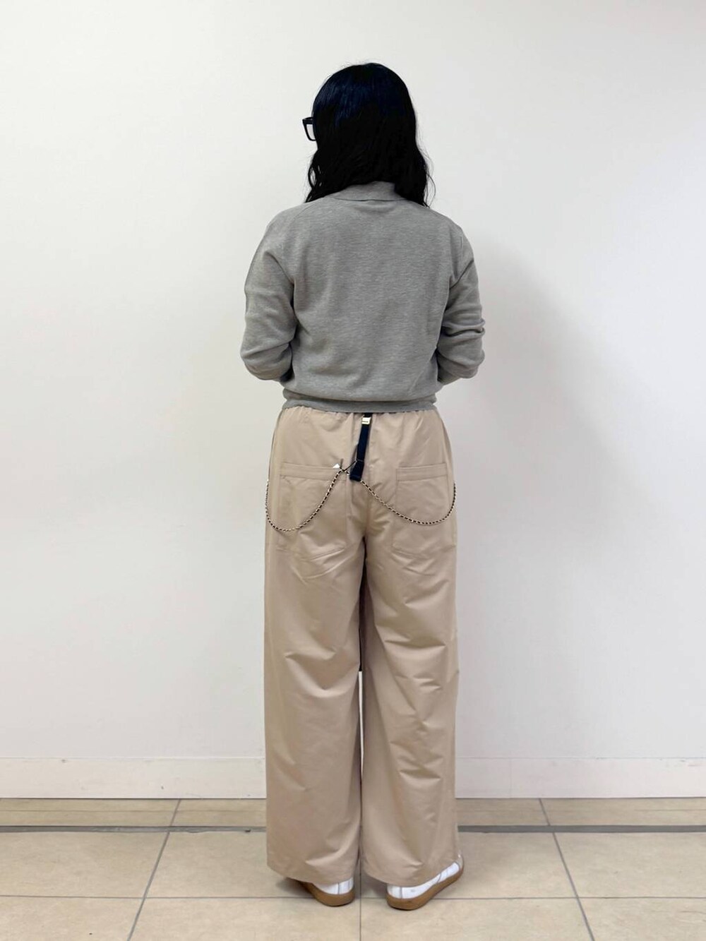 ベージュ系のニット/セーター、ベージュ系のその他パンツ、ブラック系のトートバッグを着用したレディースの冬コーディネートの3枚目の写真