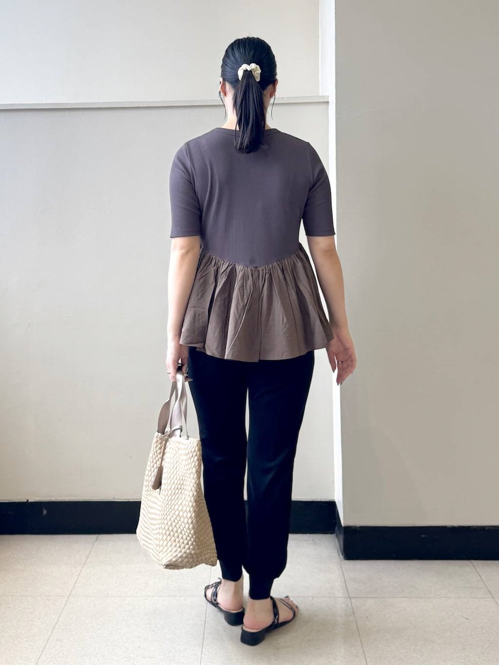 ブラウン系のTシャツ/カットソー、ベージュ系のトートバッグ、ブラック系のその他パンツを着用したレディースの夏コーディネートの3枚目の写真