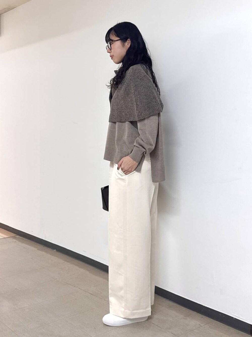 ベージュ系のニット/セーター、ベージュ系のニット/セーター、ホワイト系のスラックスを着用したレディースの冬コーディネートの2枚目の写真