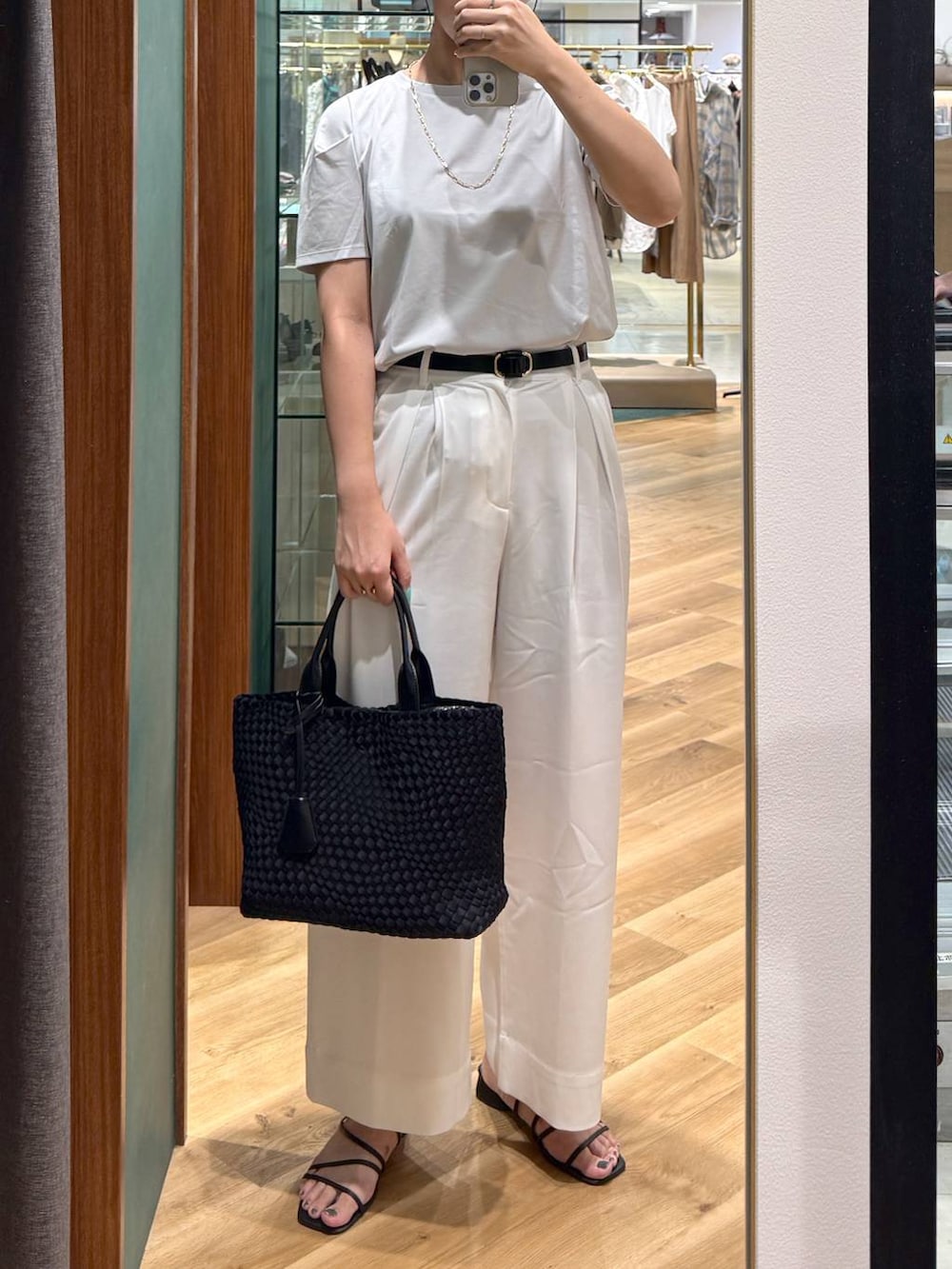ブラック系のトートバッグ、グレー系のTシャツ/カットソー、ホワイト系のその他パンツを着用したレディースの夏コーディネートの2枚目の写真