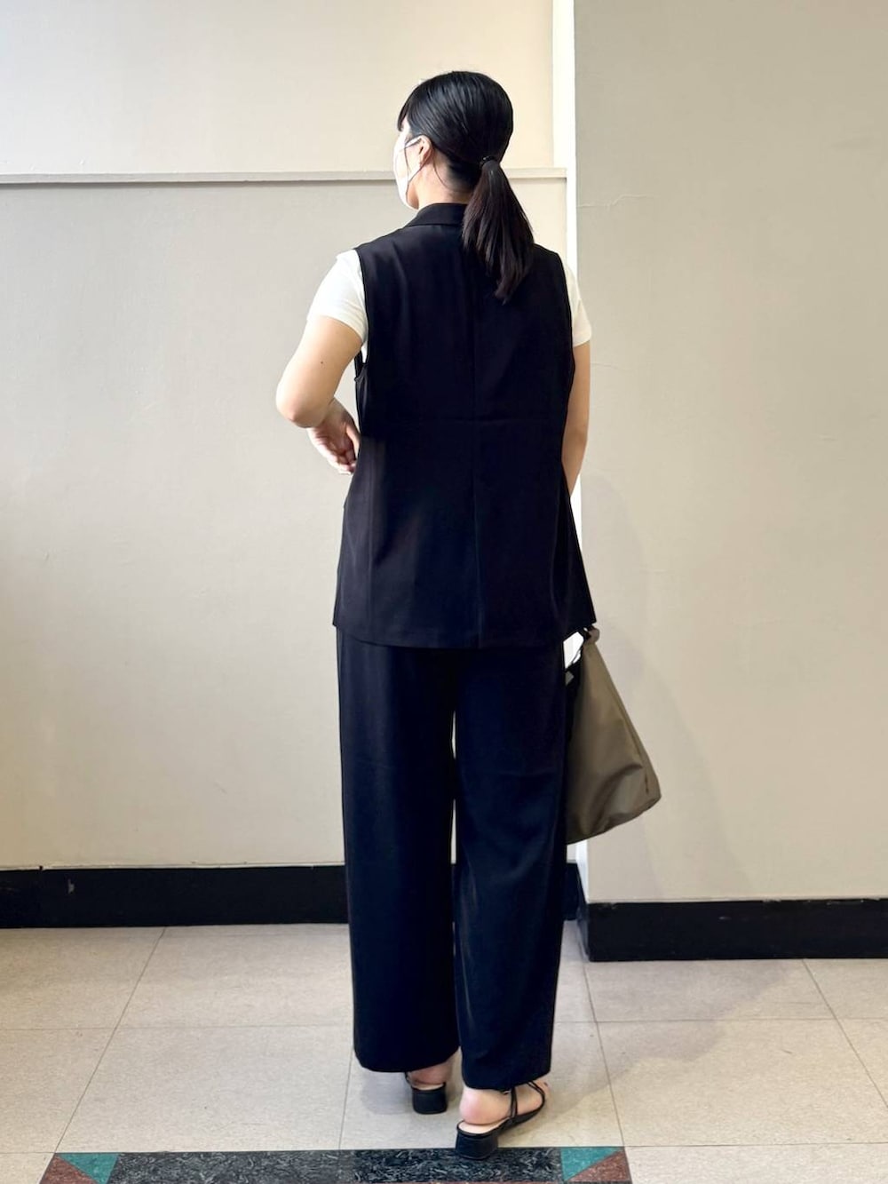 ブラック系のその他パンツ、ホワイト系のTシャツ/カットソー、ブラック系のベストを着用したレディースの夏コーディネートの3枚目の写真