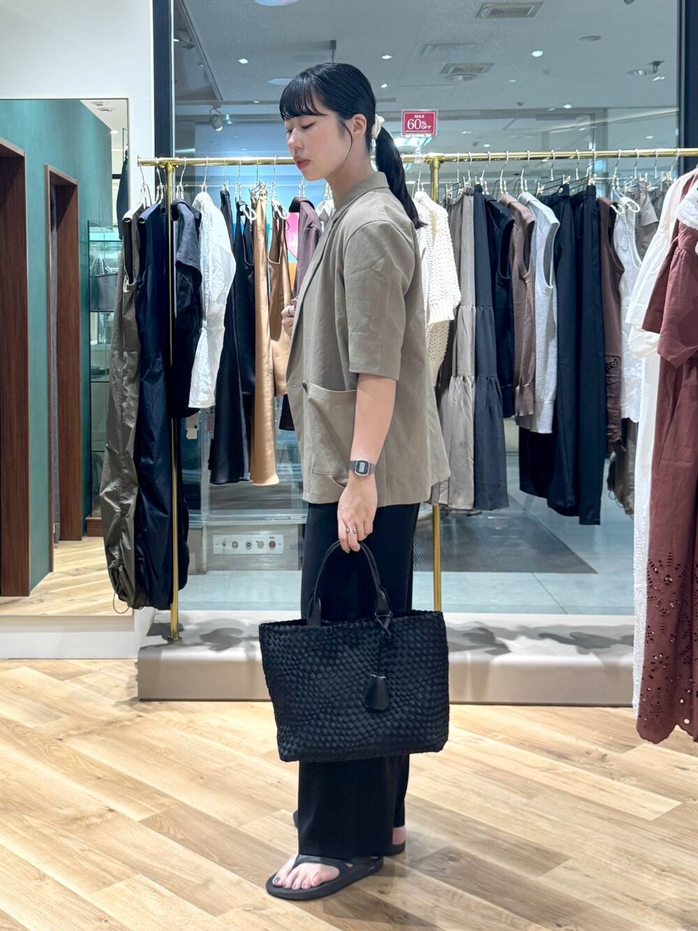 ブラック系のトートバッグ、ホワイト系のTシャツ/カットソー、ブラック系のその他パンツを着用したレディースの夏コーディネートの2枚目の写真