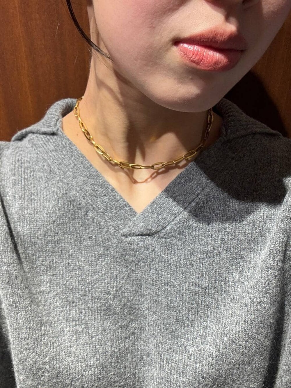 イエロー系のトートバッグ、イエロー系のブーツ、グレー系のニット/セーターを着用したレディースの冬コーディネートの4枚目の写真