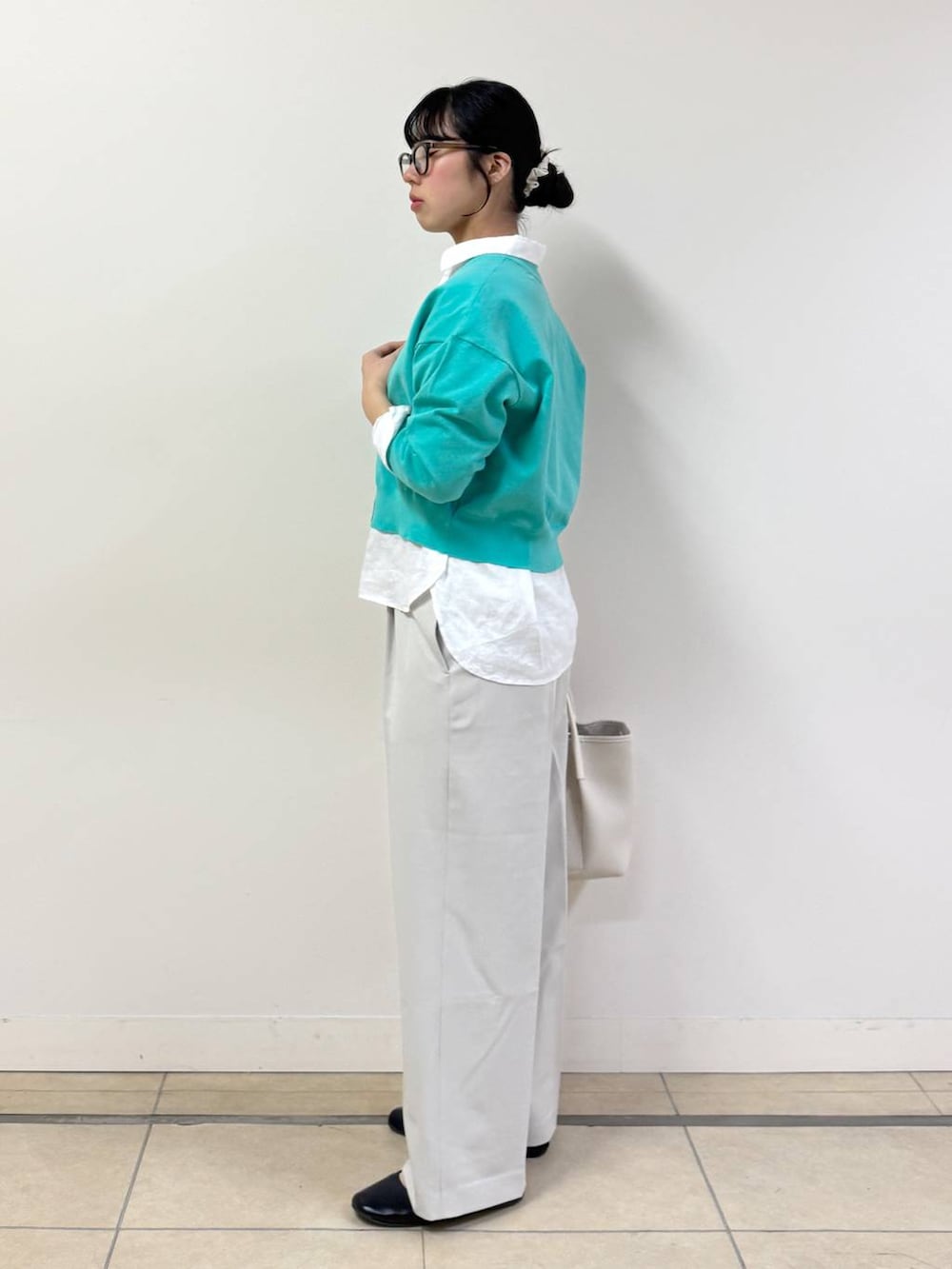 グリーン系のカーディガン/ボレロ、ホワイト系のシャツ/ブラウス、グレー系のその他パンツを着用したレディースの春コーディネートの2枚目の写真
