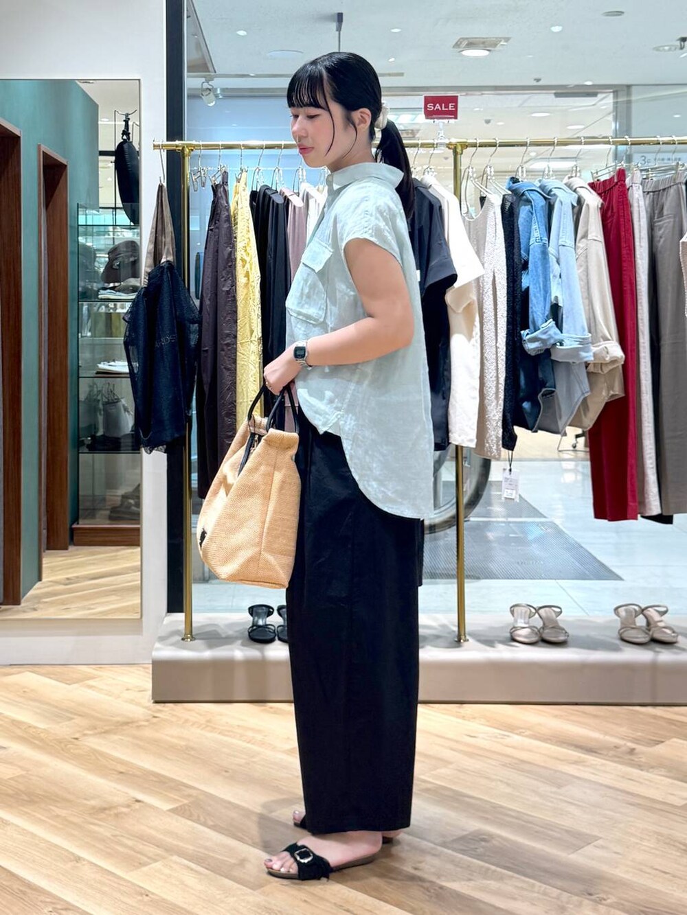 ブラック系のその他パンツ、ブラック系のサンダル、ベージュ系のトートバッグを着用したレディースの夏コーディネートの2枚目の写真