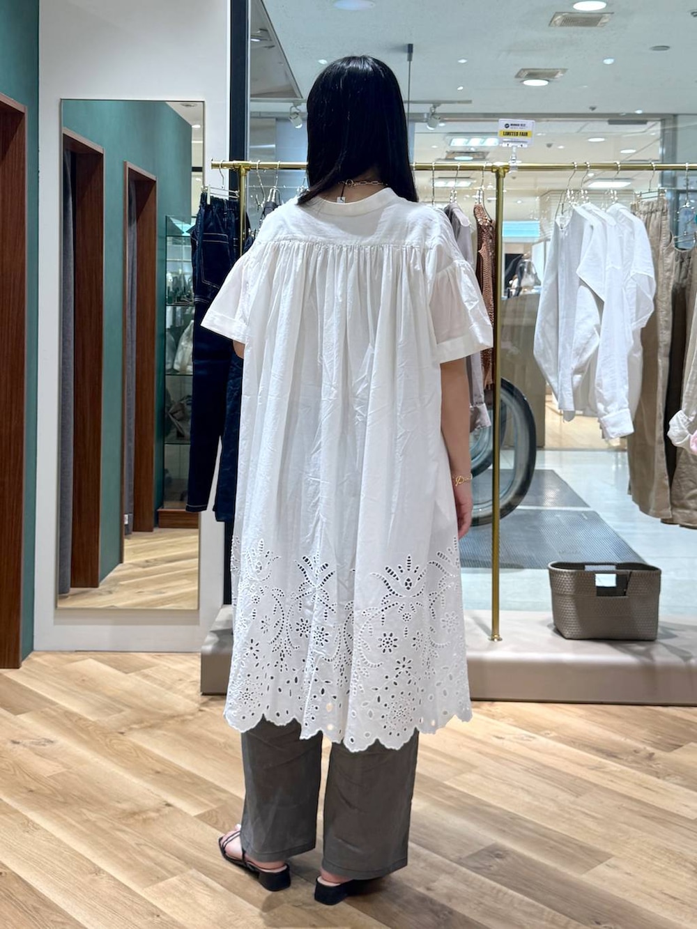 グレー系のその他パンツ、ブラウン系のボディバッグ/ウエストポーチ、ホワイト系のワンピースを着用したレディースの夏コーディネートの3枚目の写真