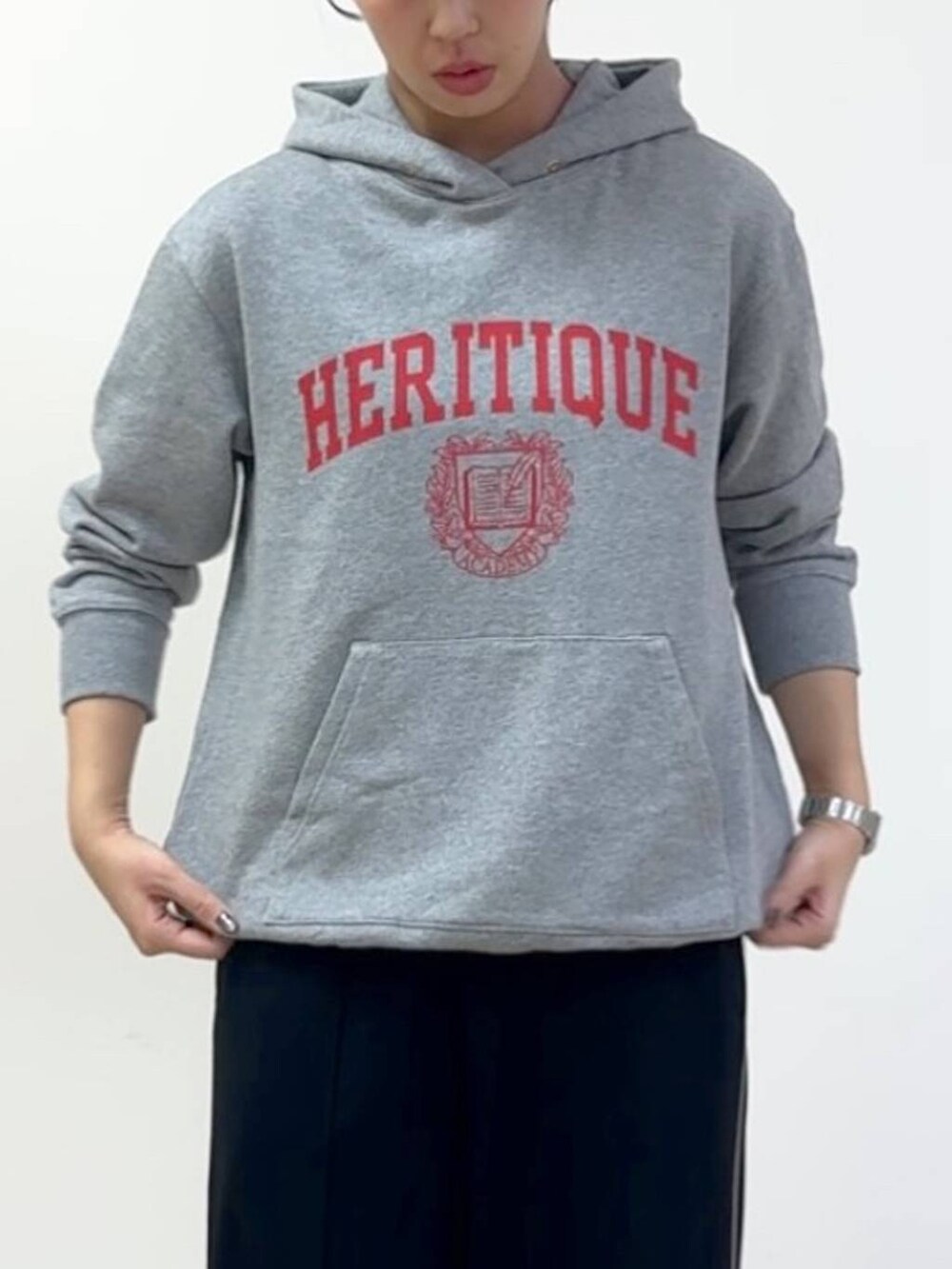 グレー系のテーラードジャケット、グレー系のパーカー、ブラック系のその他パンツを着用したレディースの秋コーディネートの4枚目の写真