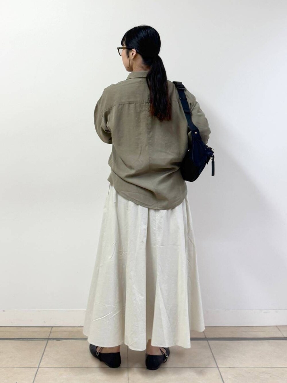 ホワイト系のTシャツ/カットソー、グリーン系のシャツ/ブラウス、ホワイト系のスカートを着用したレディースの春コーディネートの3枚目の写真