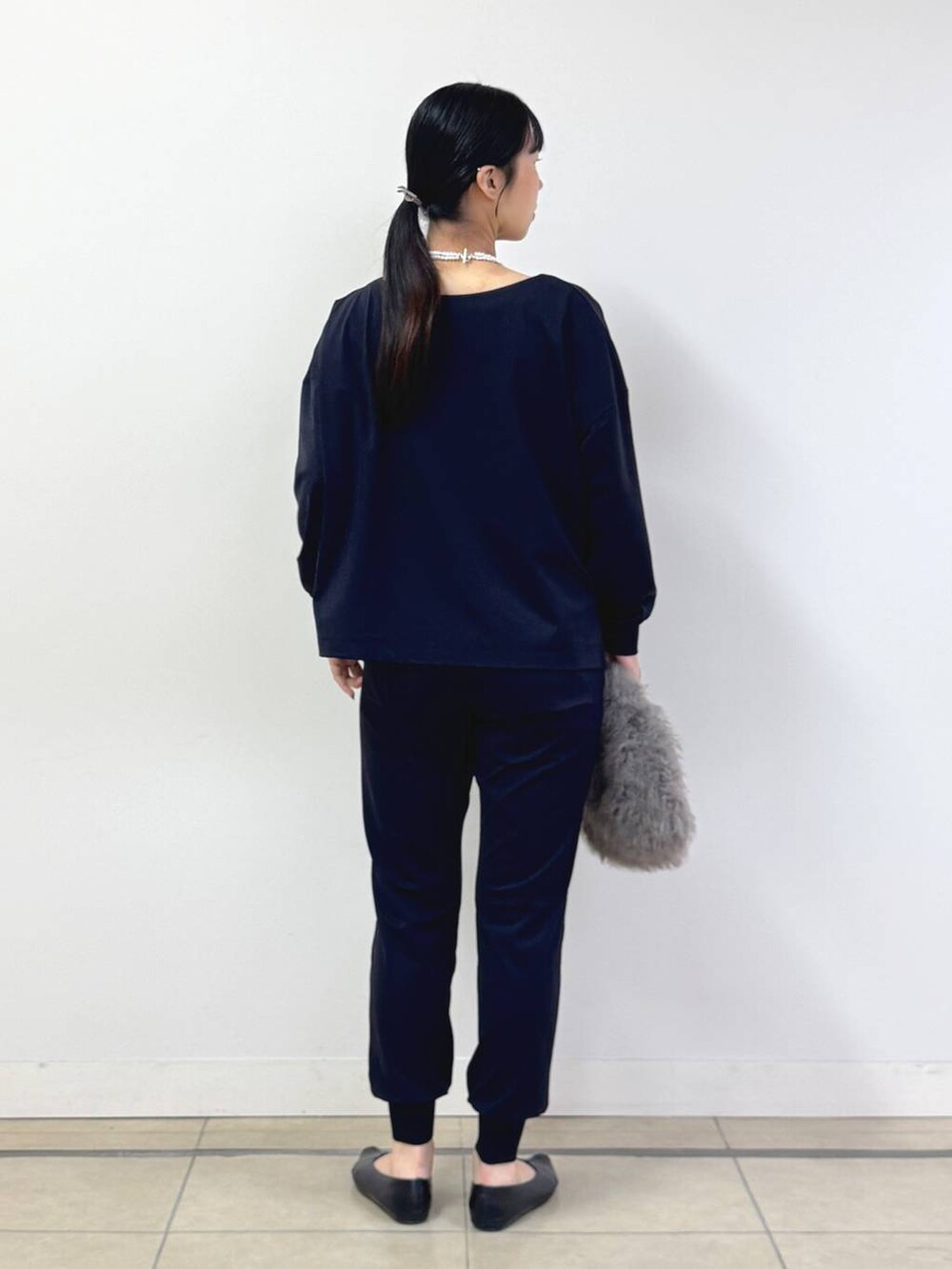 ブラウン系のトートバッグ、ブルー系のシャツ/ブラウス、ブルー系のその他パンツを着用したレディースの秋コーディネートの3枚目の写真