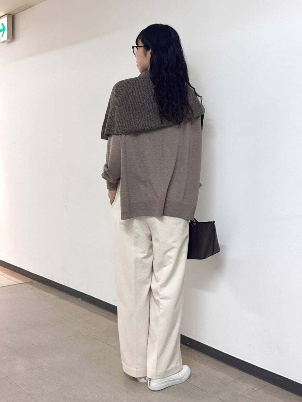 ベージュ系のニット/セーター、ベージュ系のニット/セーター、ホワイト系のスラックスを着用したレディースの冬コーディネートの3枚目の写真