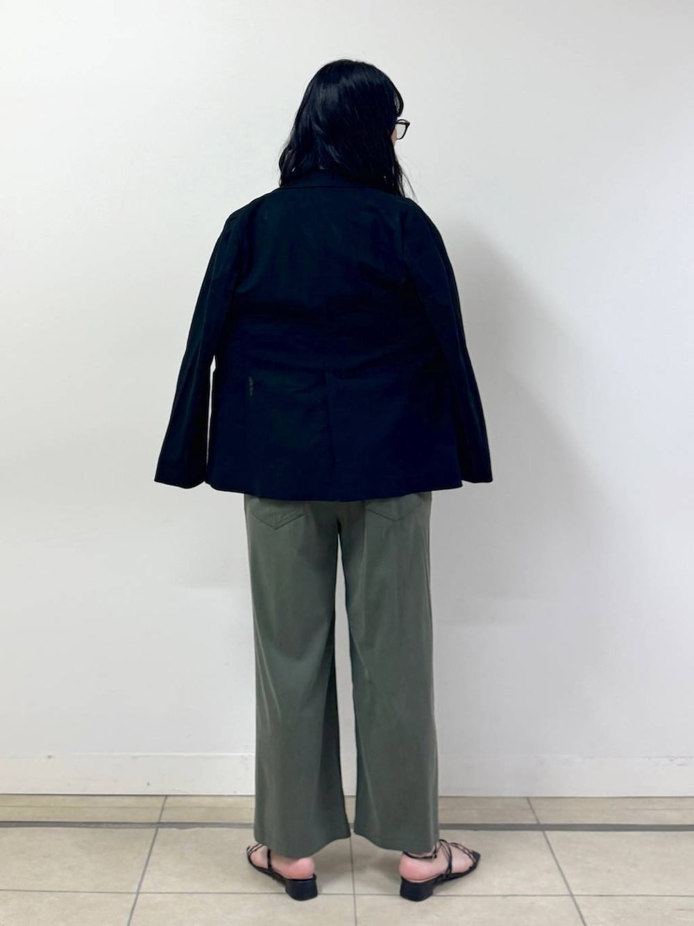 ホワイト系のTシャツ/カットソー、グリーン系のサロペット/オーバーオール、ブラック系のテーラードジャケットを着用したレディースの春コーディネートの3枚目の写真