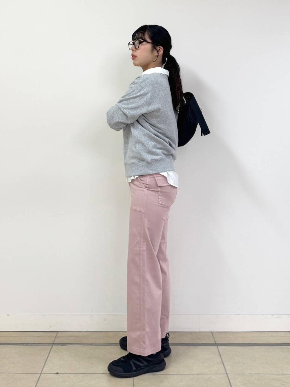 グレー系のスウェット、ホワイト系のシャツ/ブラウス、ピンク系のカーゴパンツを着用したレディースの冬コーディネートの2枚目の写真