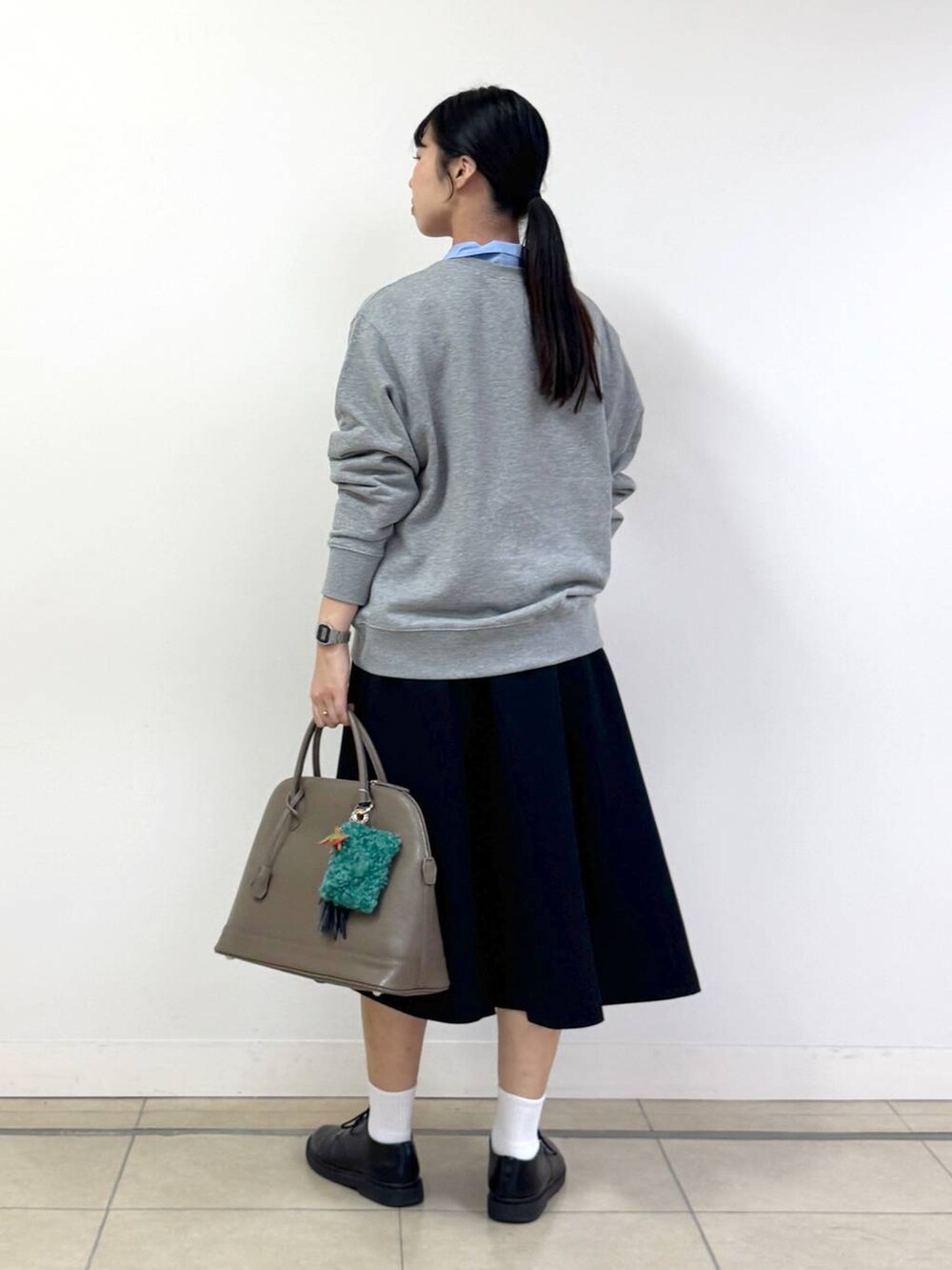 ブラック系のスカート、ブルー系のシャツ/ブラウス、グレー系のスウェットを着用したレディースの秋コーディネートの3枚目の写真