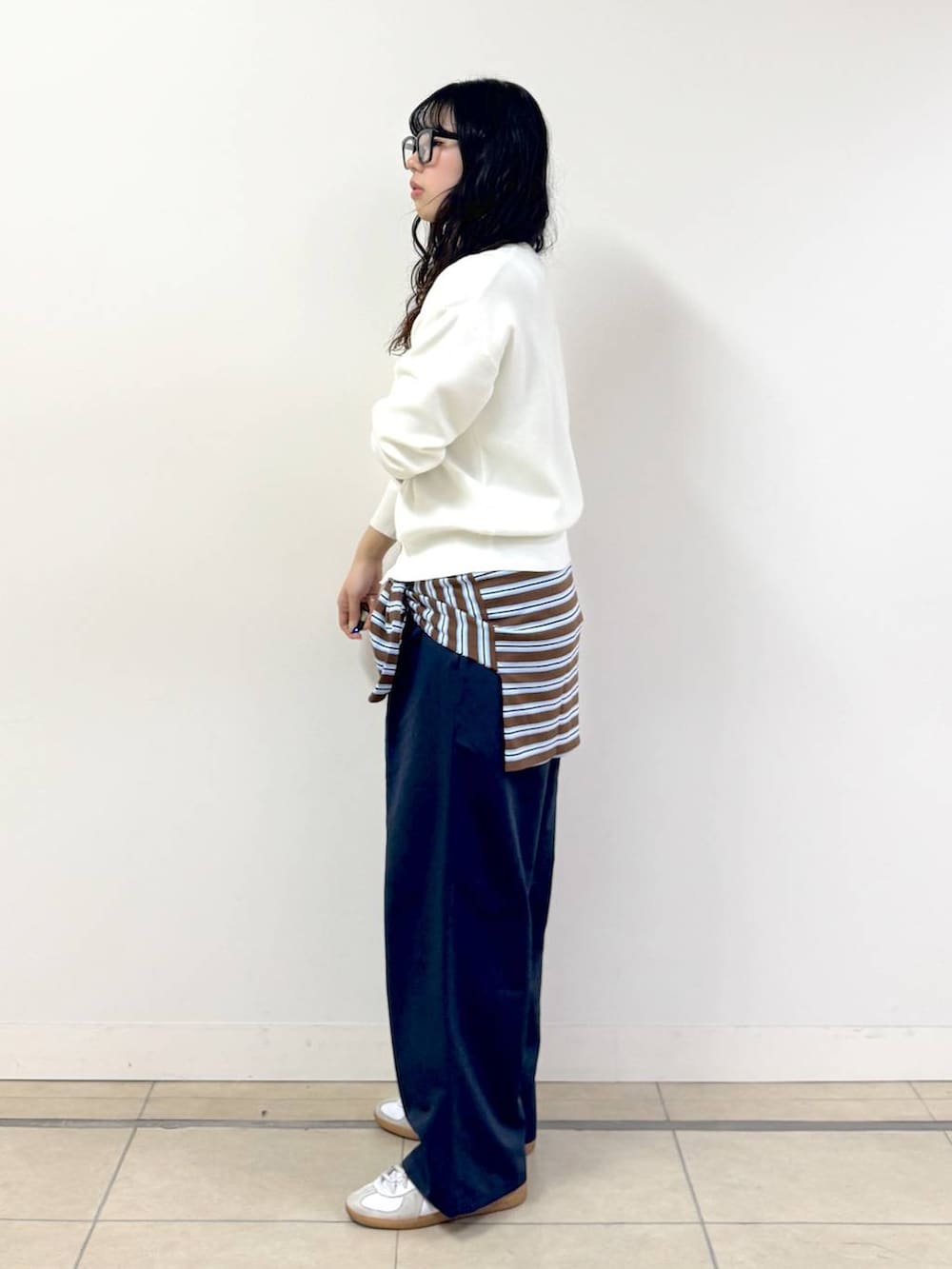 ホワイト系のカーディガン/ボレロ、ブラウン系のTシャツ/カットソー、ブルー系のその他パンツを着用したレディースの冬コーディネートの2枚目の写真