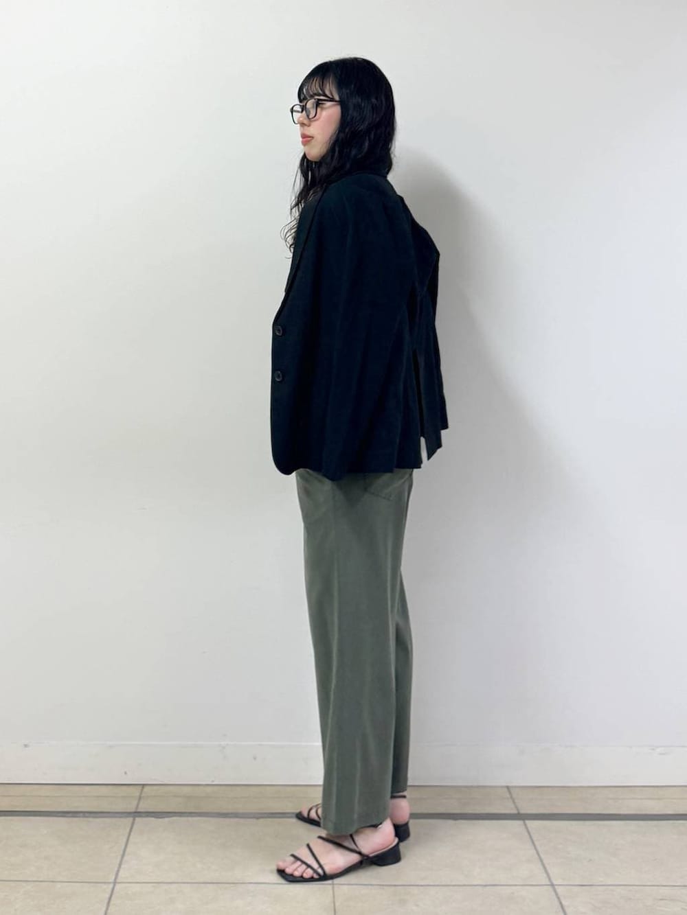 ホワイト系のTシャツ/カットソー、グリーン系のサロペット/オーバーオール、ブラック系のテーラードジャケットを着用したレディースの春コーディネートの2枚目の写真