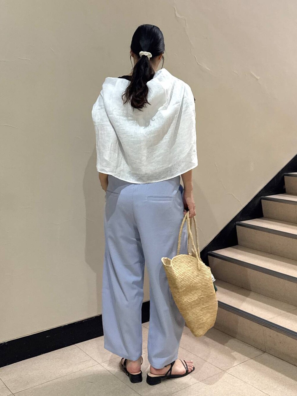 ホワイト系のシャツ/ブラウス、ブラウン系のTシャツ/カットソー、ブルー系のその他パンツを着用したレディースの春コーディネートの3枚目の写真