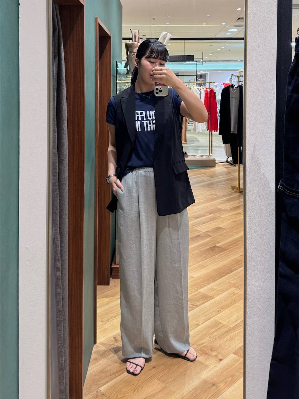 ブルー系のTシャツ/カットソー、グレー系のその他パンツ、ブラック系のベストを着用したレディースの夏コーディネートの2枚目の写真