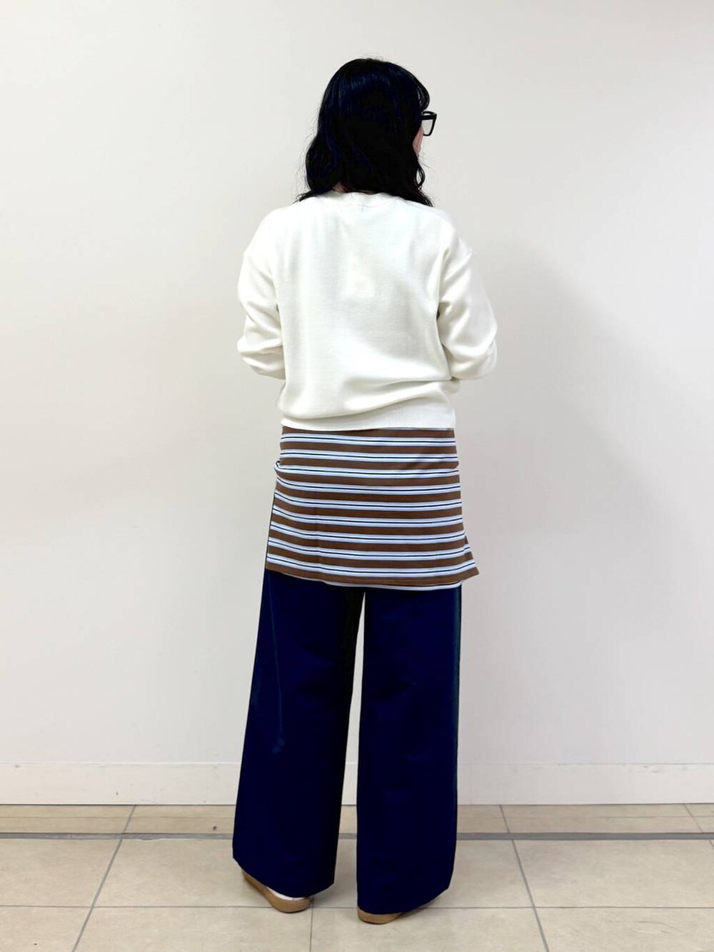 ホワイト系のカーディガン/ボレロ、ブラウン系のTシャツ/カットソー、ブルー系のその他パンツを着用したレディースの冬コーディネートの3枚目の写真