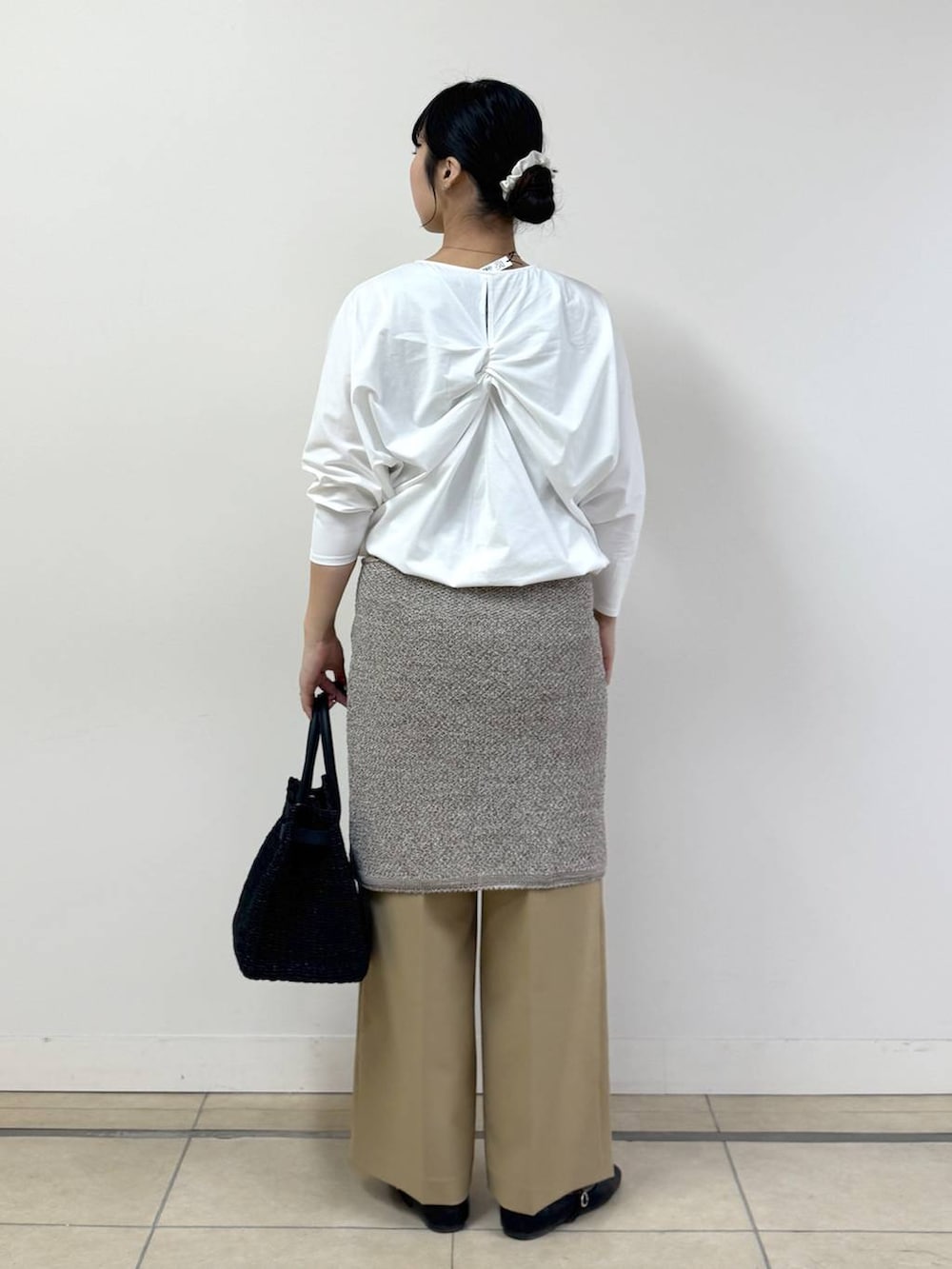 ホワイト系のTシャツ/カットソー、イエロー系のその他パンツ、ブラック系のかごバッグを着用したレディースの春コーディネートの3枚目の写真