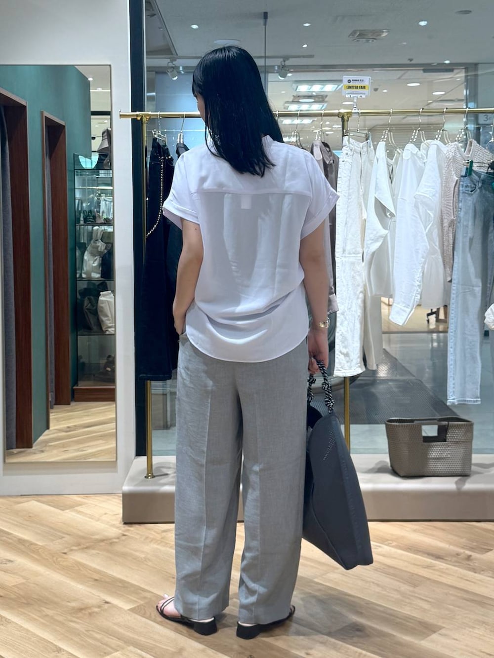 グレー系のトートバッグ、ブルー系のシャツ/ブラウス、グレー系のその他パンツを着用したレディースの夏コーディネートの3枚目の写真