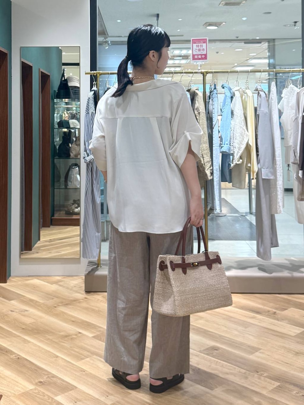 ブラック系のタンクトップ、ベージュ系のその他パンツ、ホワイト系のシャツ/ブラウスを着用したレディースの春コーディネートの3枚目の写真