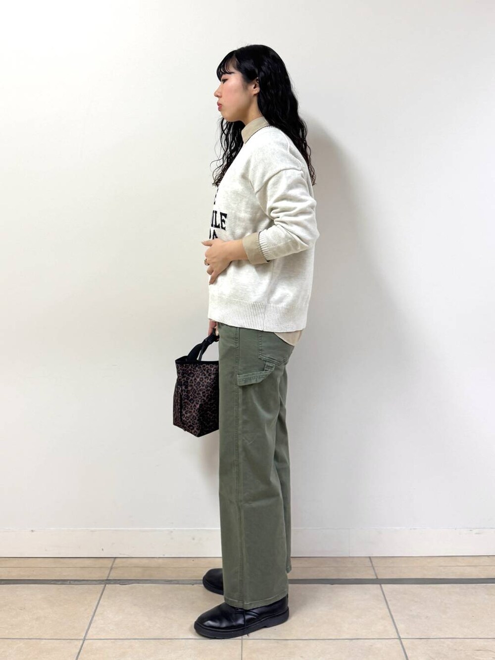 その他のトートバッグ、ホワイト系のニット/セーター、ベージュ系のシャツ/ブラウスを着用したレディースの冬コーディネートの2枚目の写真