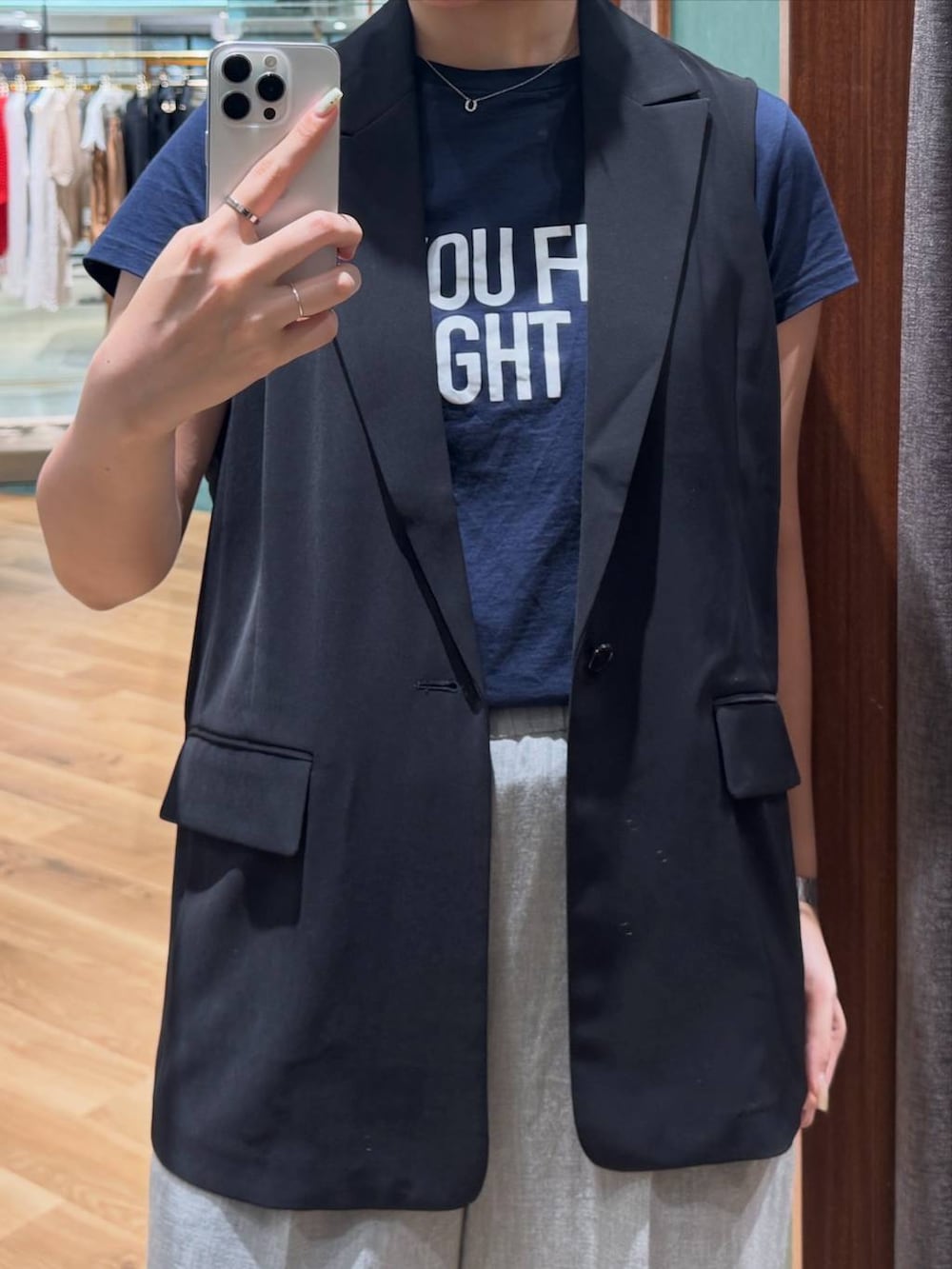 ブルー系のTシャツ/カットソー、グレー系のその他パンツ、ブラック系のベストを着用したレディースの夏コーディネートの4枚目の写真
