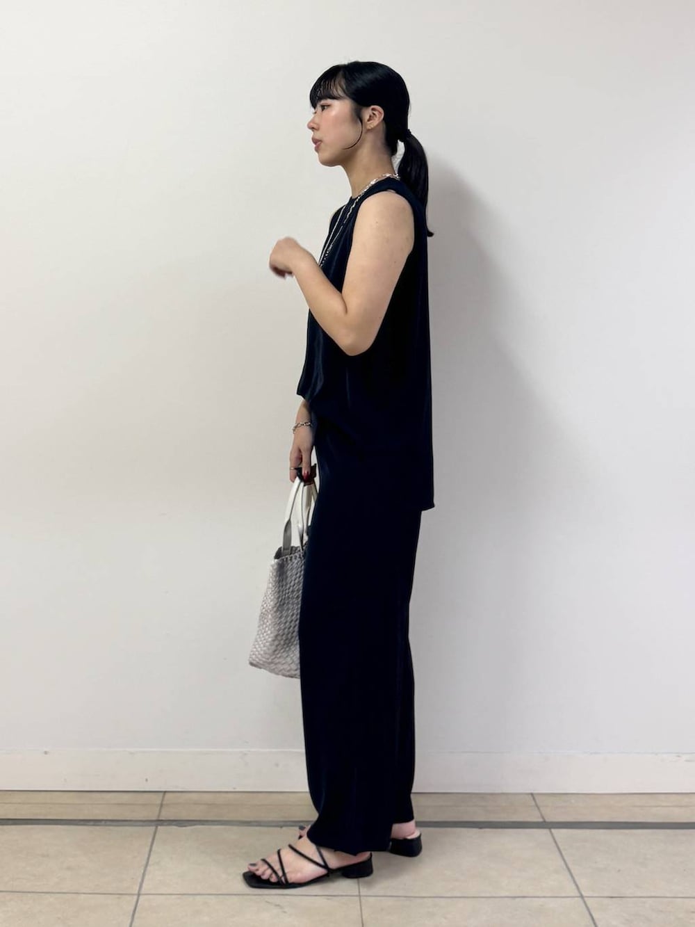 ブルー系のその他パンツ、ブルー系のTシャツ/カットソー、シルバー系のネックレスを着用したレディースの夏コーディネートの2枚目の写真