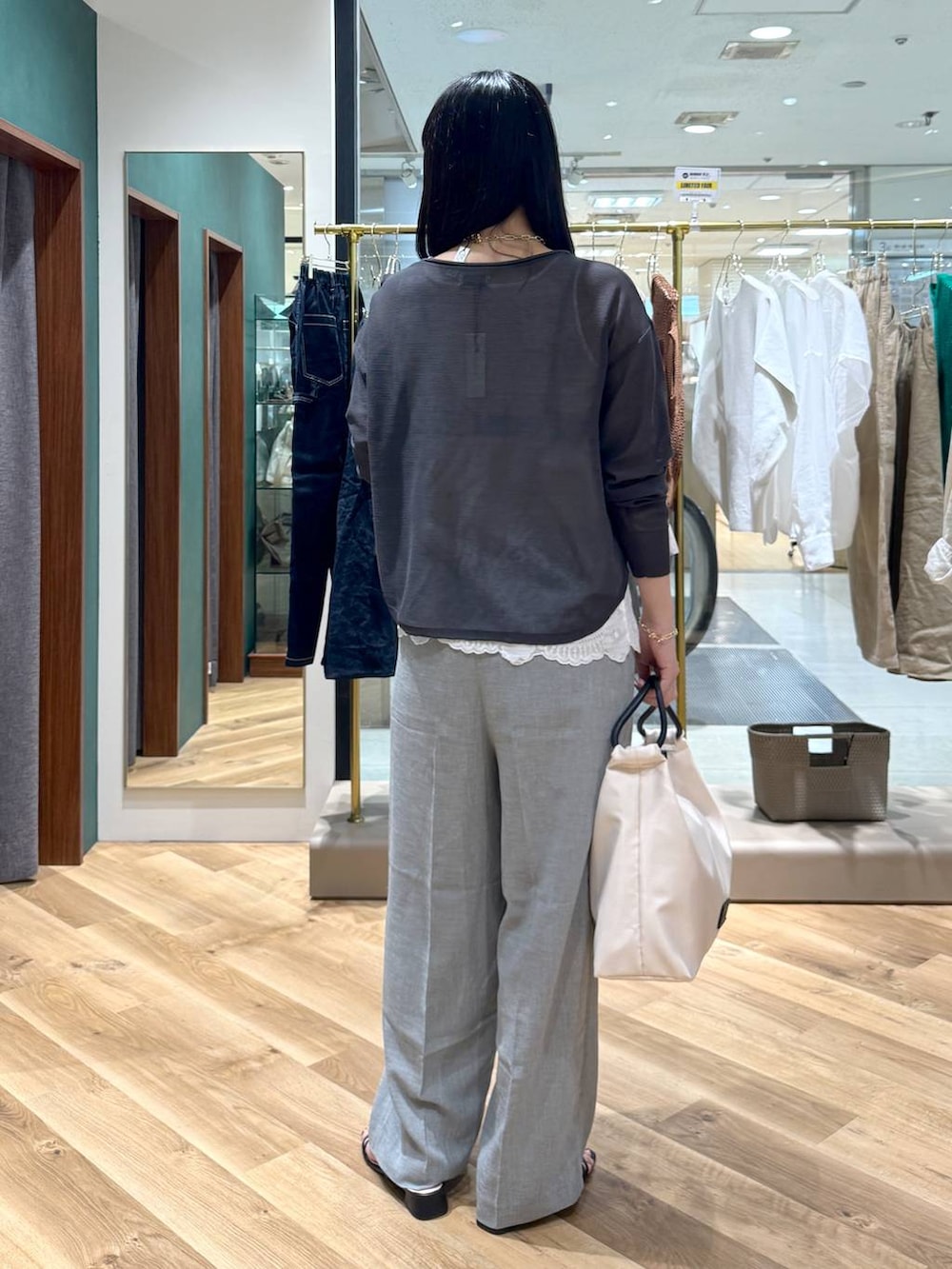 ホワイト系のシャツ/ブラウス、グレー系のニット/セーター、グレー系のその他パンツを着用したレディースの夏コーディネートの3枚目の写真