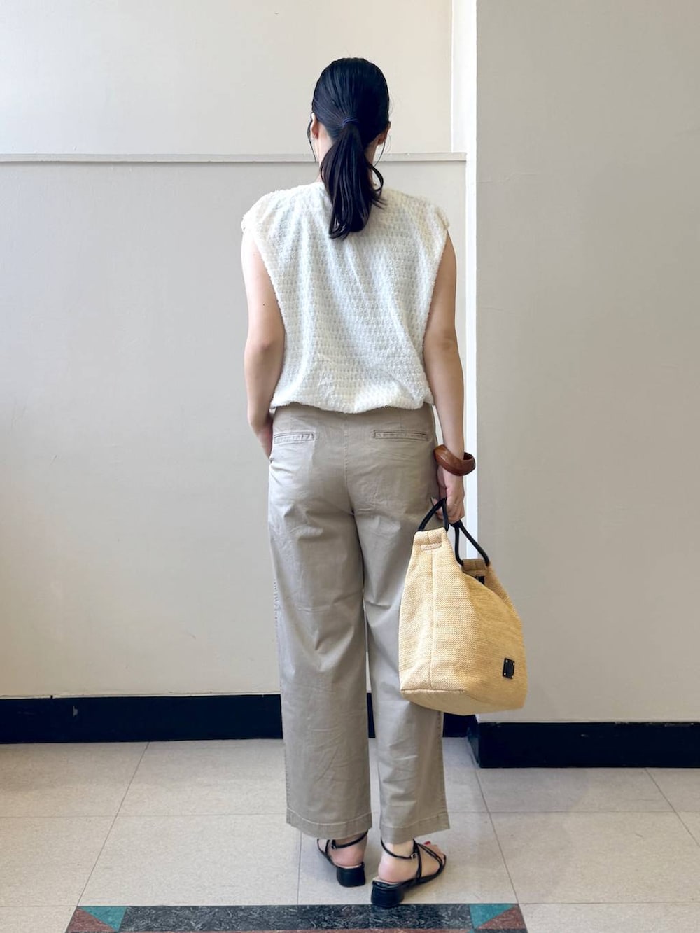 ホワイト系のシャツ/ブラウス、ベージュ系のトートバッグ、ブラウン系のチノパンツを着用したレディースの夏コーディネートの3枚目の写真