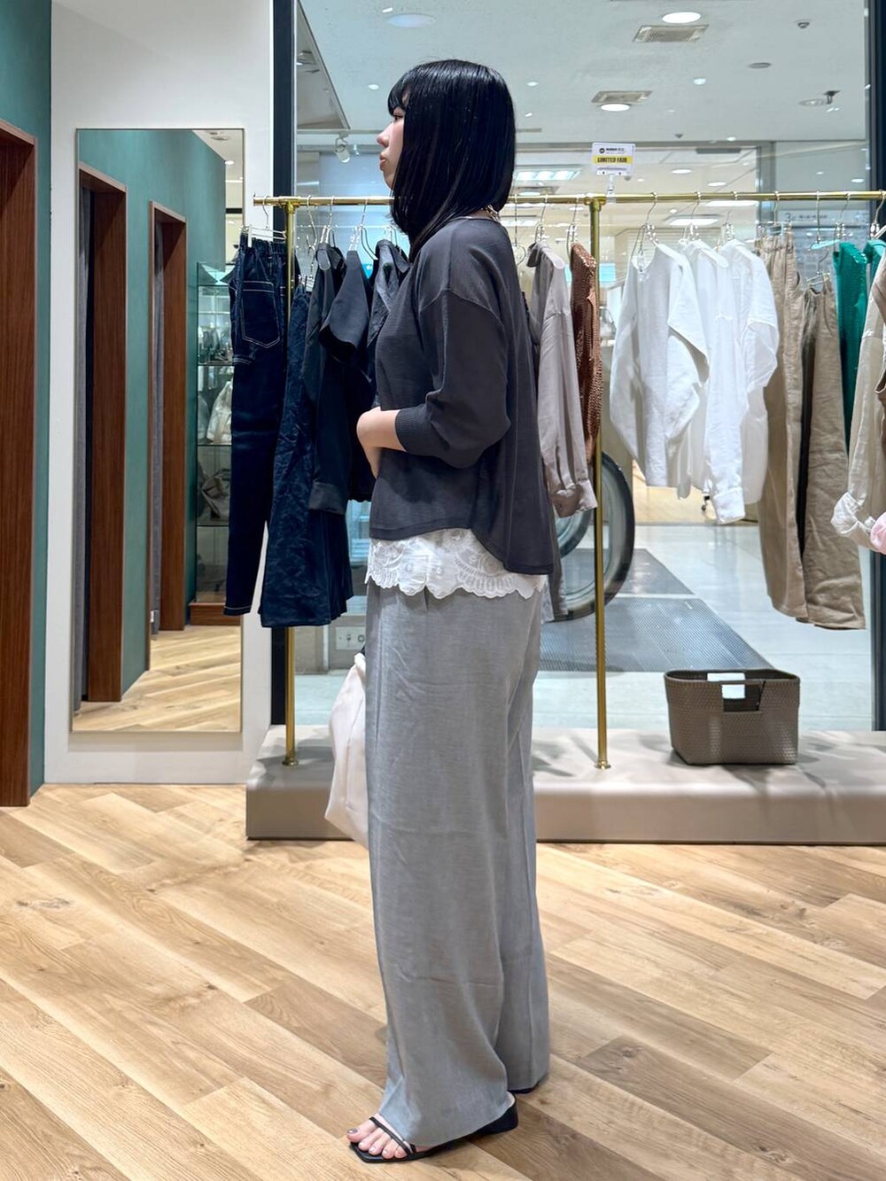 ホワイト系のシャツ/ブラウス、グレー系のニット/セーター、グレー系のその他パンツを着用したレディースの夏コーディネートの2枚目の写真