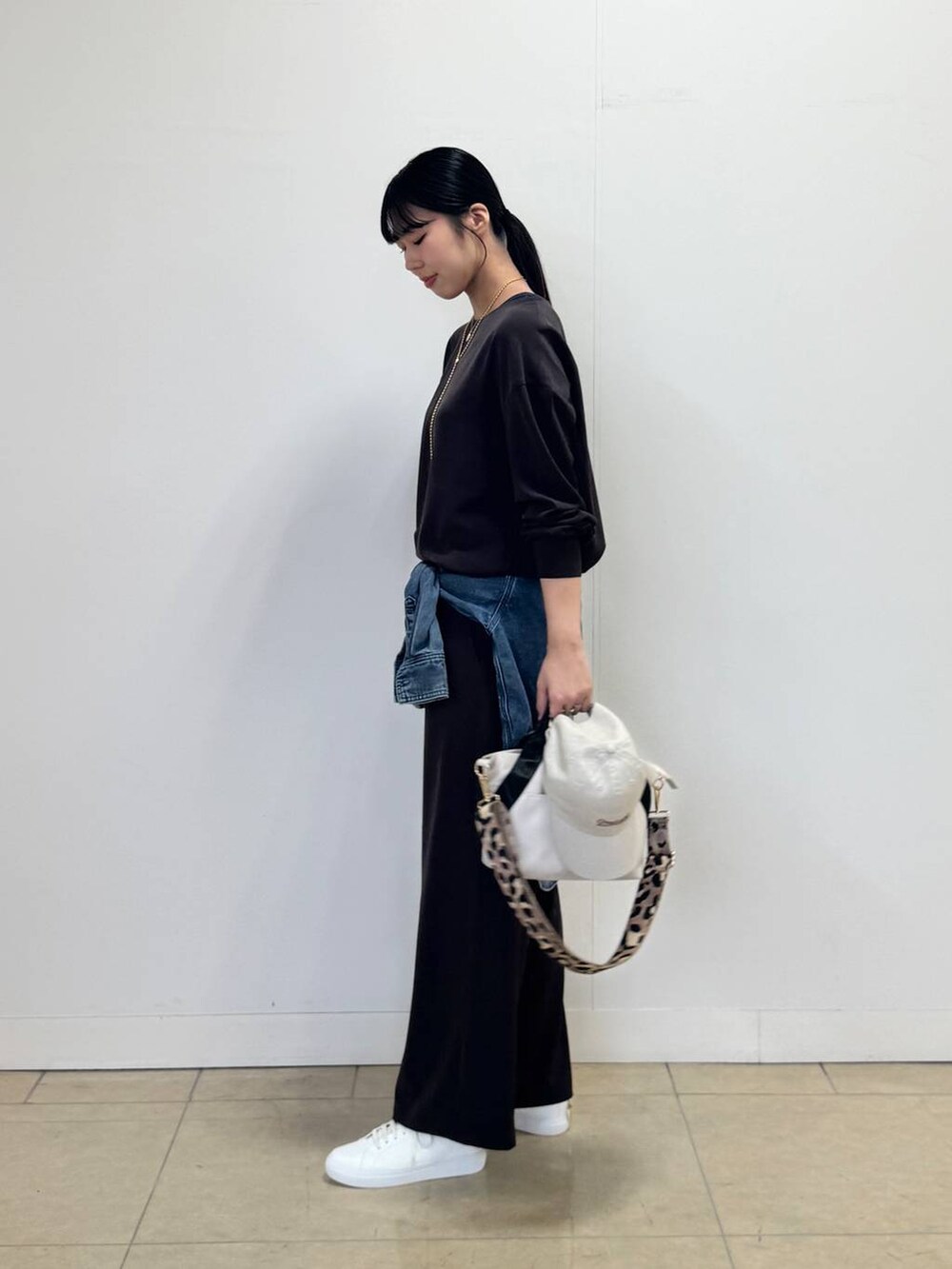 ブラウン系のシャツ/ブラウス、ブラウン系のその他パンツ、ホワイト系のトートバッグを着用したレディースの夏コーディネートの2枚目の写真