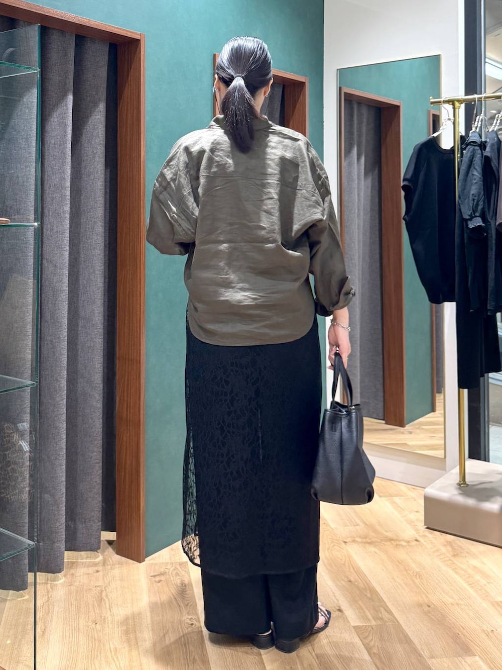 ブラック系のトートバッグ、グリーン系のシャツ/ブラウス、ブラック系のその他パンツを着用したレディースの春コーディネートの3枚目の写真