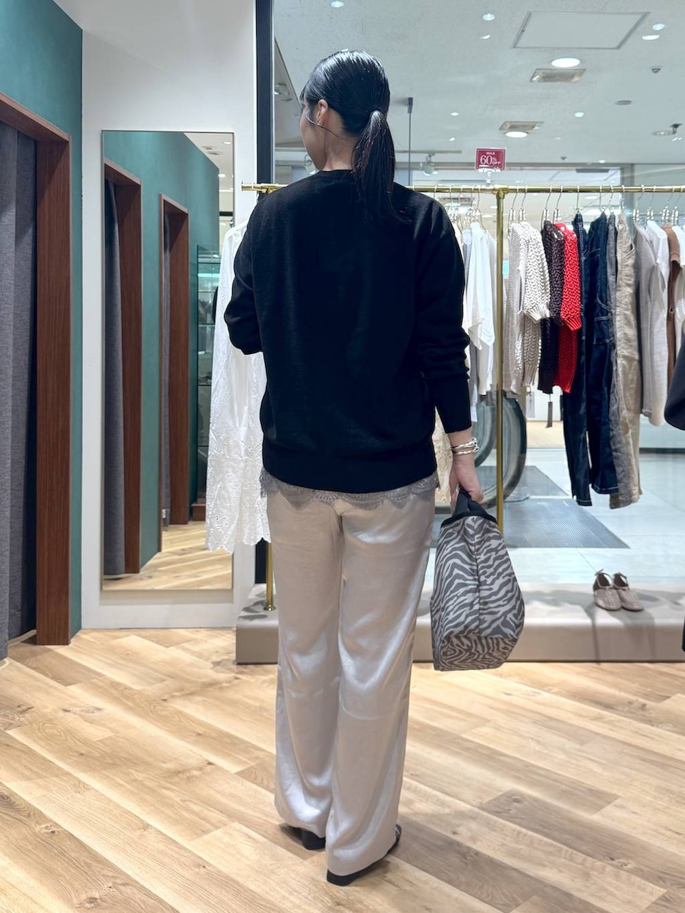 グレー系のその他パンツ、グレー系のトートバッグ、グレー系のキャミソールを着用したレディースの夏コーディネートの3枚目の写真