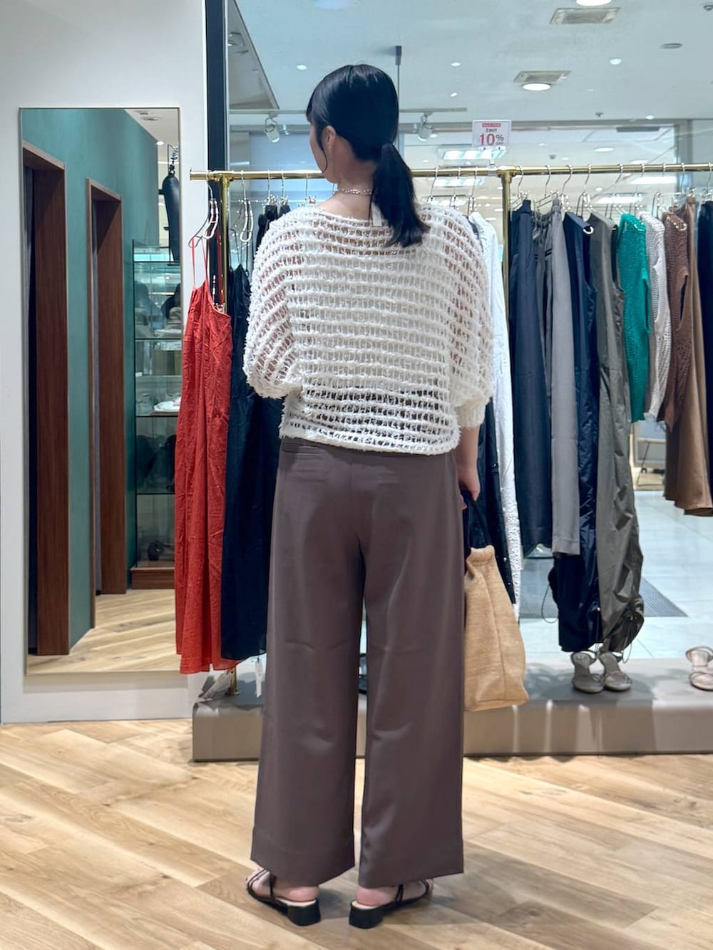 ホワイト系のタンクトップ、ブラウン系のその他パンツ、ホワイト系のニット/セーターを着用したレディースの夏コーディネートの3枚目の写真