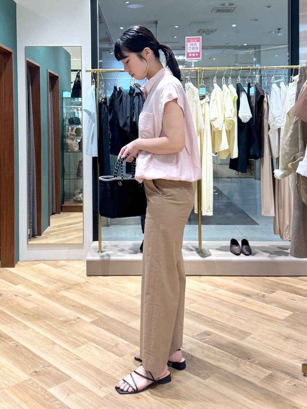 ベージュ系のその他パンツ、ホワイト系のトートバッグ、ピンク系のシャツ/ブラウスを着用したレディースの春コーディネートの2枚目の写真