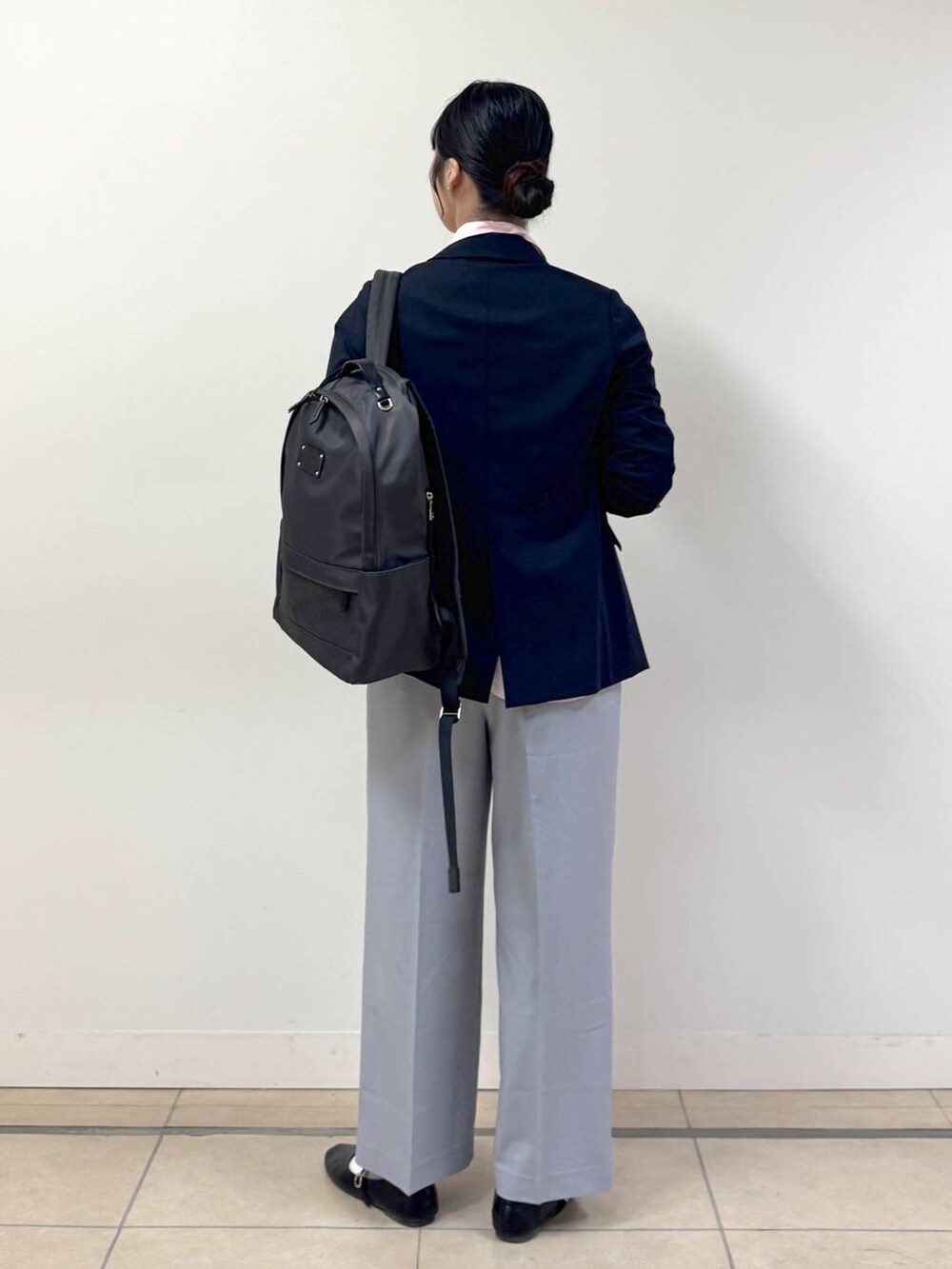 グレー系のバックパック/リュック、グレー系のその他パンツ、ピンク系のシャツ/ブラウスを着用したレディースの冬コーディネートの3枚目の写真