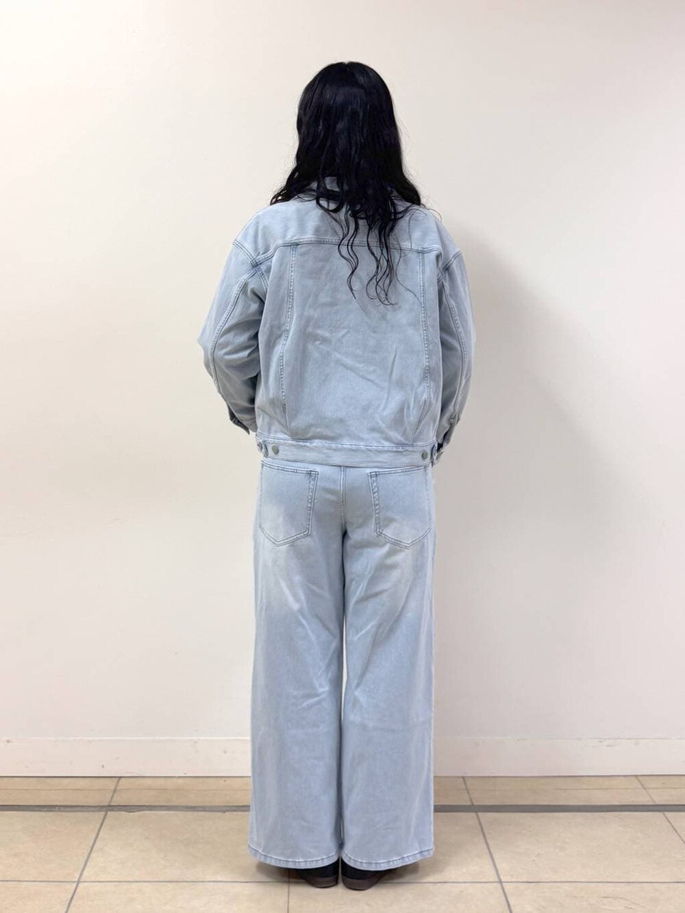 ホワイト系のニット/セーター、ブルー系のデニムパンツ、ブルー系のデニムジャケットを着用したレディースの冬コーディネートの5枚目の写真