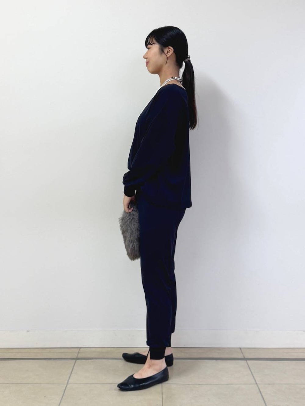 ブラウン系のトートバッグ、ブルー系のシャツ/ブラウス、ブルー系のその他パンツを着用したレディースの秋コーディネートの2枚目の写真