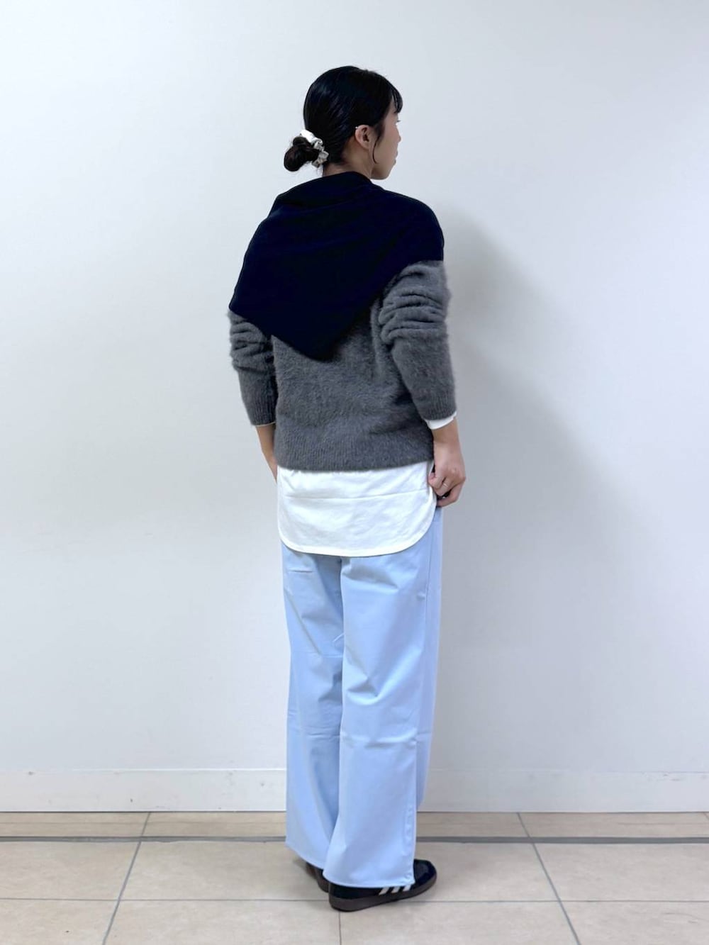 グレー系のニット/セーター、ホワイト系のTシャツ/カットソー、ブルー系のその他パンツを着用したレディースの秋コーディネートの3枚目の写真