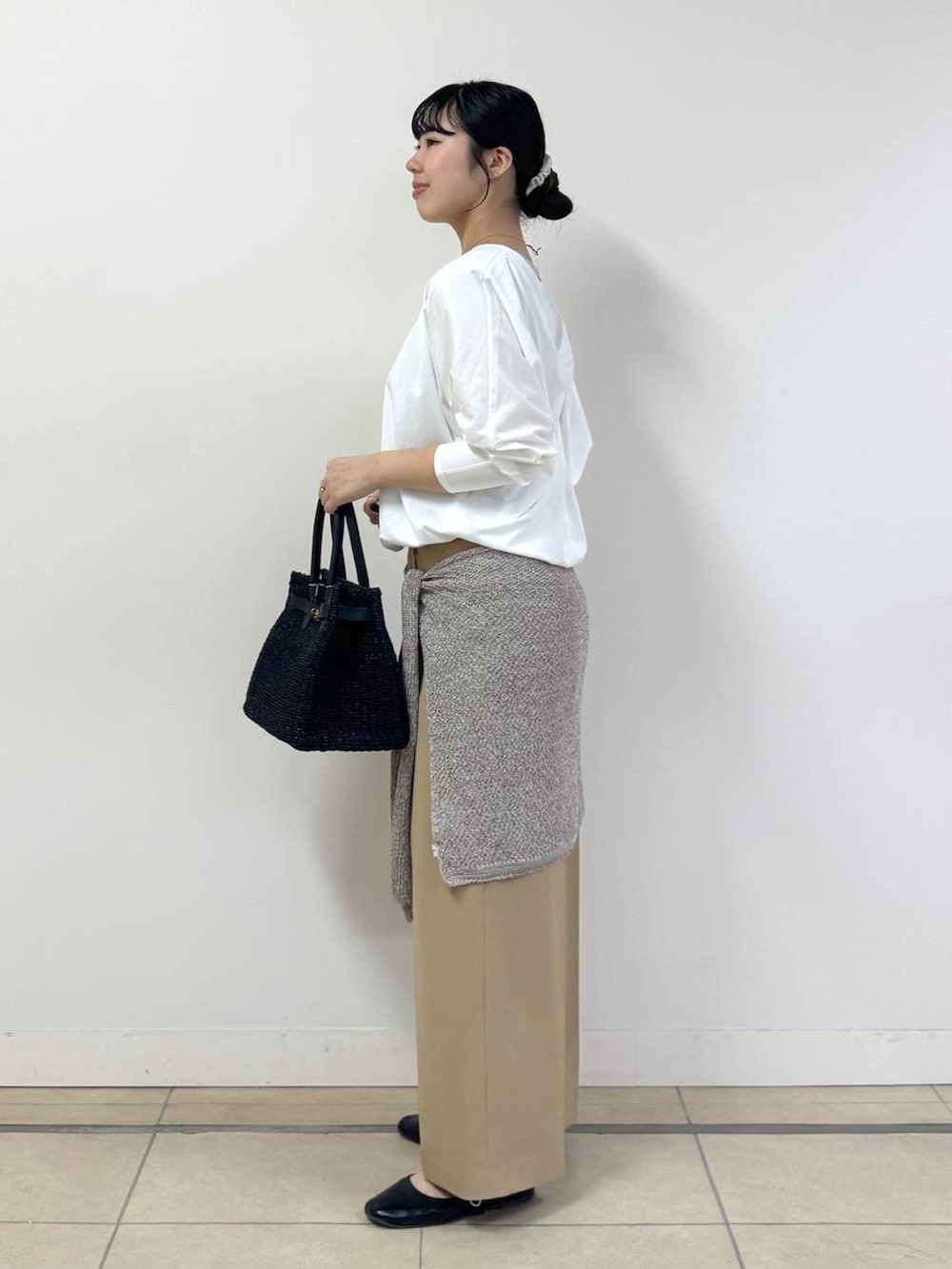 ホワイト系のTシャツ/カットソー、イエロー系のその他パンツ、ブラック系のかごバッグを着用したレディースの春コーディネートの2枚目の写真