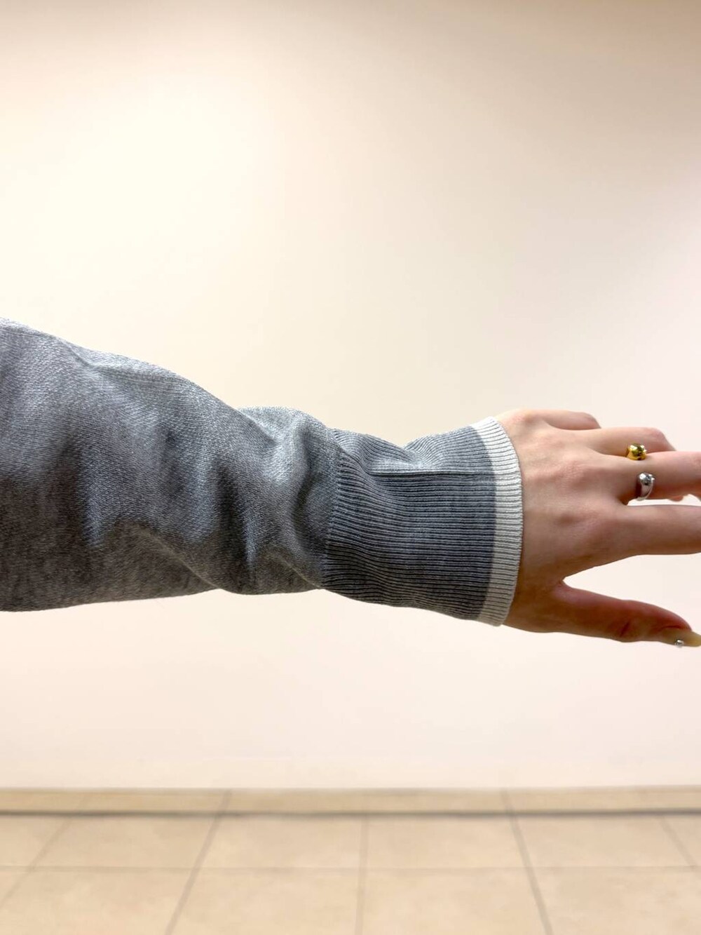 ブラック系のその他パンツ、グリーン系のトートバッグ、ホワイト系のTシャツ/カットソーを着用したレディースの冬コーディネートの4枚目の写真