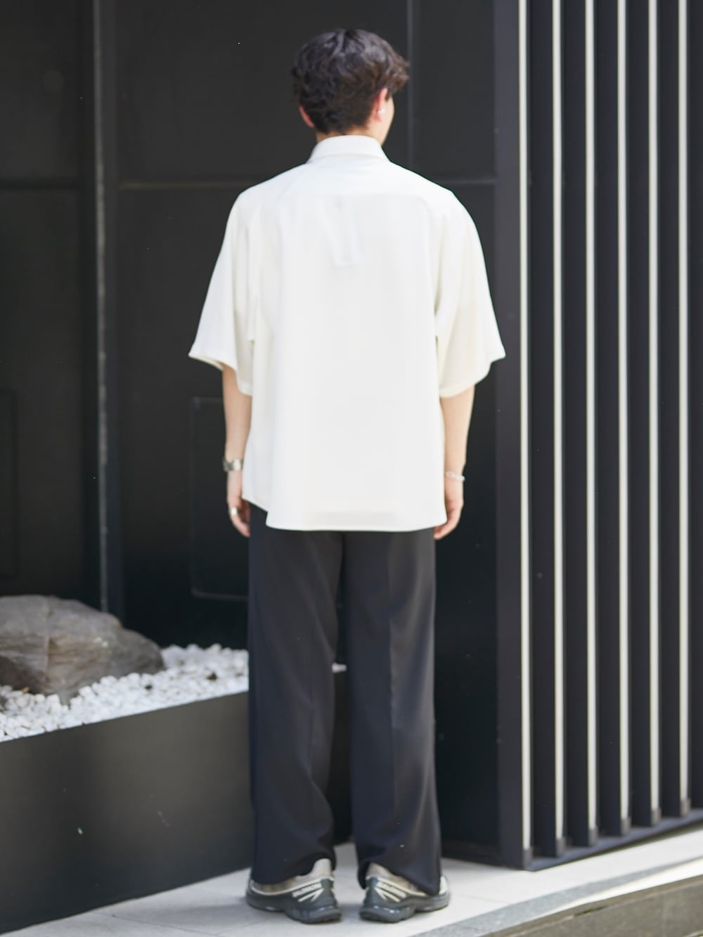 ホワイト系のシャツ/ブラウスを着用したメンズの春コーディネートの3枚目の写真