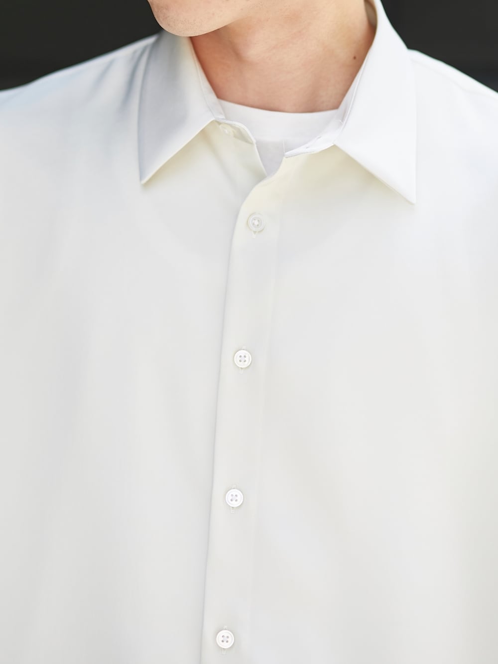 ホワイト系のシャツ/ブラウスを着用したメンズの春コーディネートの4枚目の写真