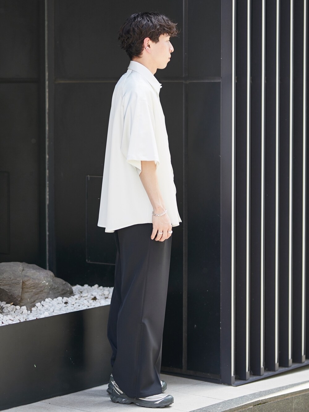 ホワイト系のシャツ/ブラウスを着用したメンズの春コーディネートの2枚目の写真