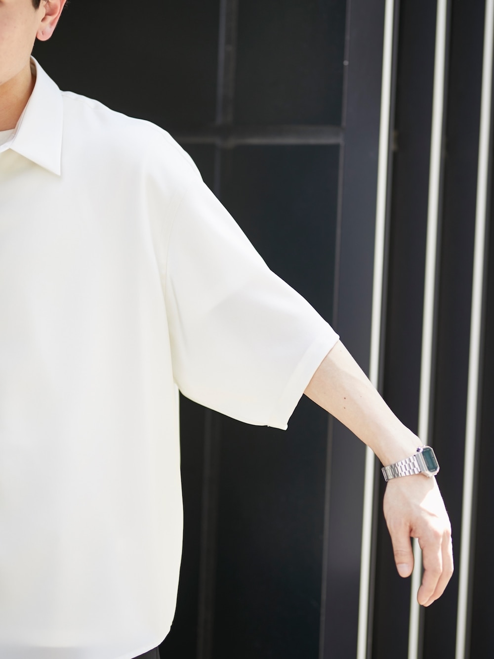 ホワイト系のシャツ/ブラウスを着用したメンズの春コーディネートの5枚目の写真