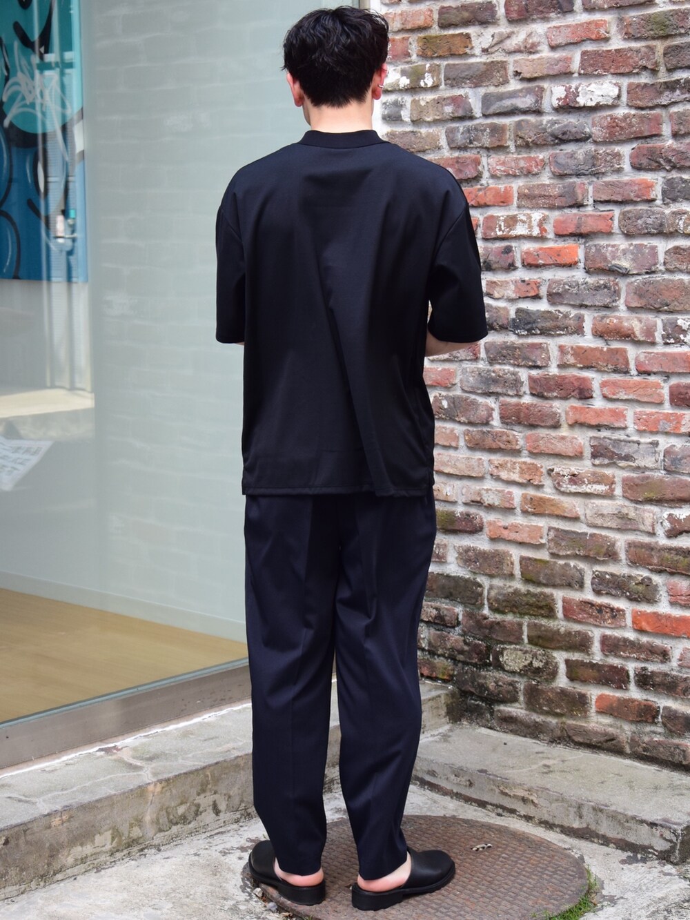 ブラック系のTシャツ/カットソーを着用したメンズの春コーディネートの4枚目の写真