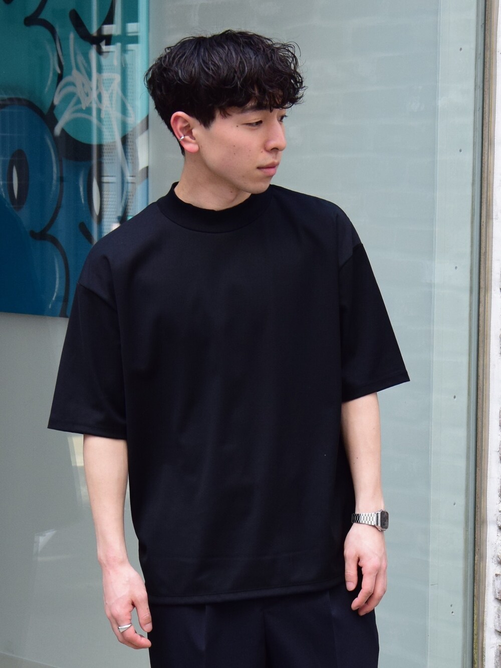 ブラック系のTシャツ/カットソーを着用したメンズの春コーディネートの2枚目の写真