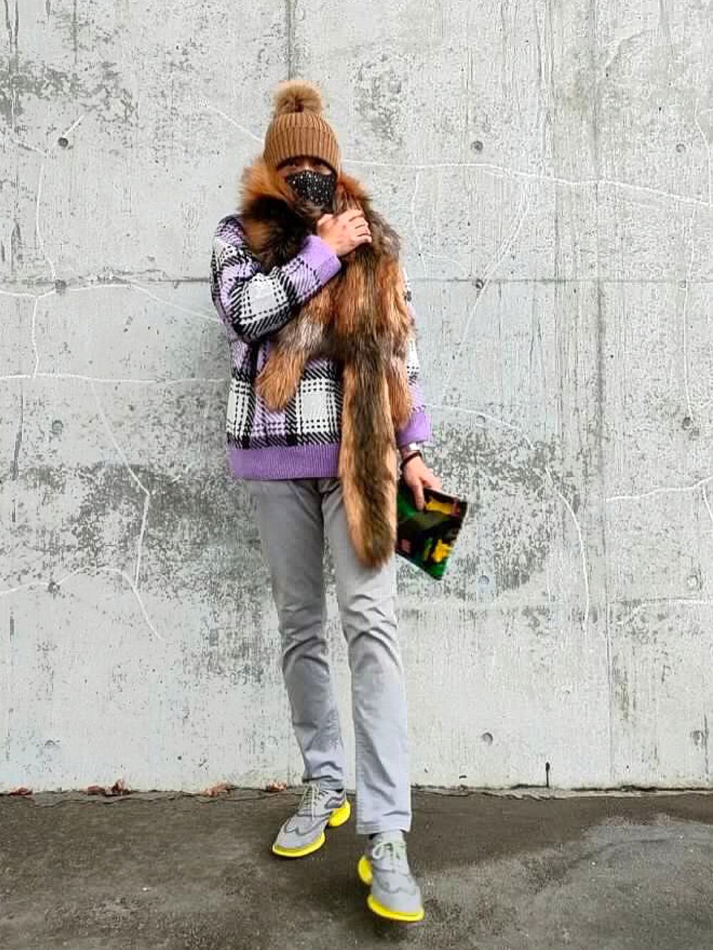 「チェック、オーバーサイズ、ビッグシルエット、カラーニット、秋冬コーデ、ポンポン帽子、ニット帽、driesvannoten、valentino、エコファー、私の推しブランド」｜「COLE HAANの3.ゼログランド ヒューズ オックスフォード mens（ドレスシューズ、グレー系）」を使った、yuriさん（メンズ・175cm）の冬コーディネートの2枚目の写真