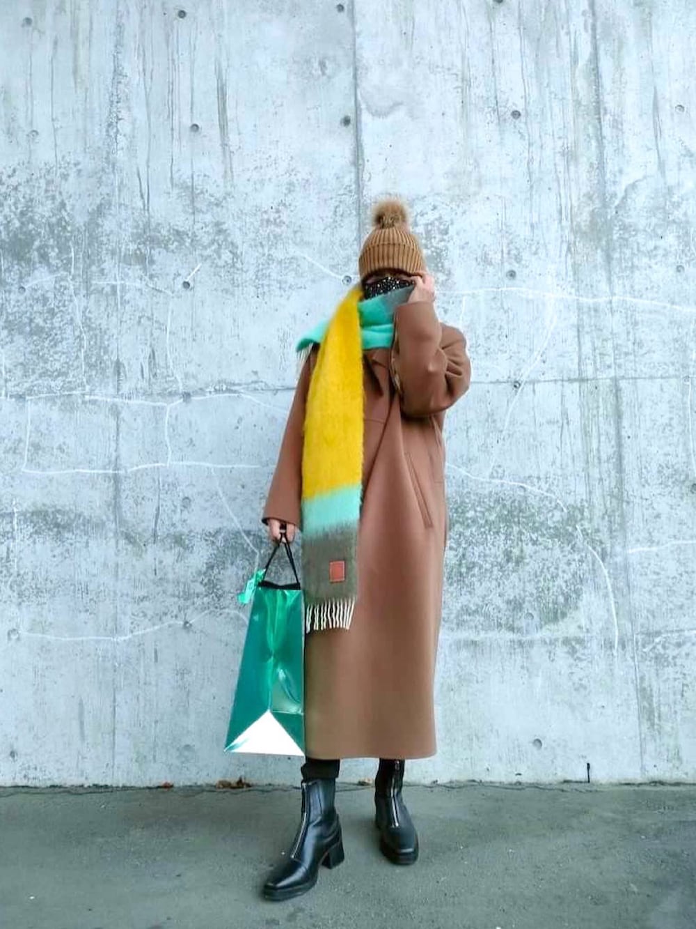 「ロエベ、LOEWE、アクネストゥディオズ、AcneStudios、ジェンターレス、ポンポン帽子、オーバーサイズコート、可愛い、グリーン」｜「LOEWEのアイテム（その他、グリーン系）」を使った、yuriさん（メンズ・175cm）の冬コーディネートの2枚目の写真